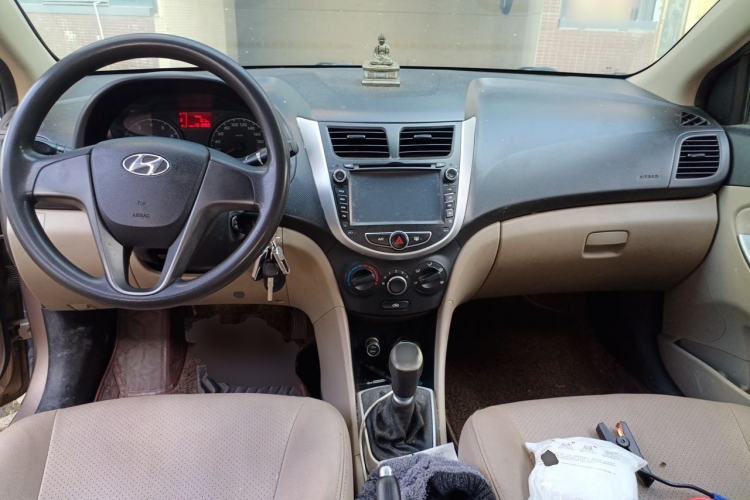 Used Hyundai Verna (older generation) 2014 1.4L Manual Fashion GS Model Center Console