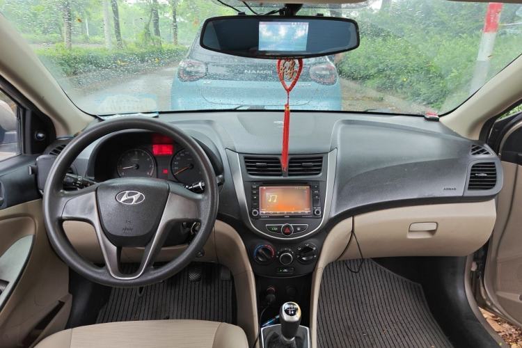 Used Hyundai Verna (older generation) 2014 1.4L Manual Fashion GS Model Center Console