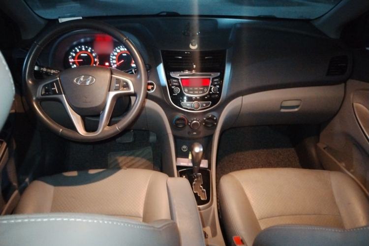 Used Hyundai Verna (older generation) 2014 1.6L Automatic Top-Tier Version TOP Center Console