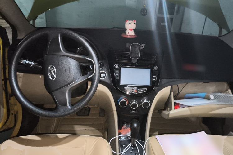 Used Hyundai Verna (older generation) 2014 1.4L Automatic Smart GLS Center Console