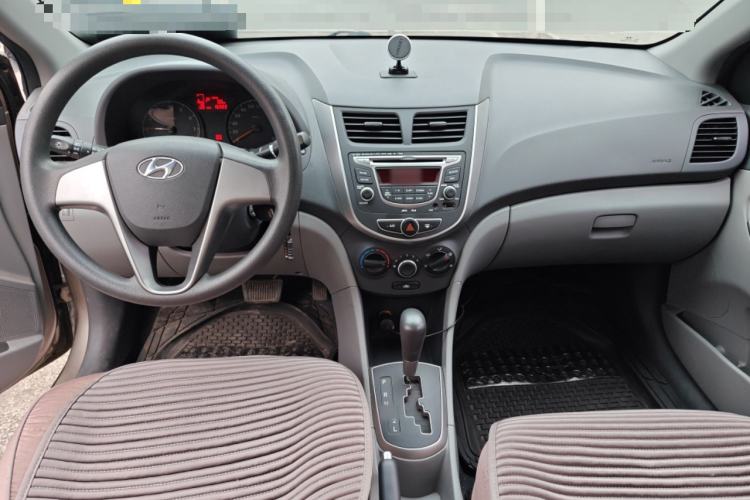 Used Hyundai Verna (older generation) 2014 1.4L Automatic Smart GLS Center Console