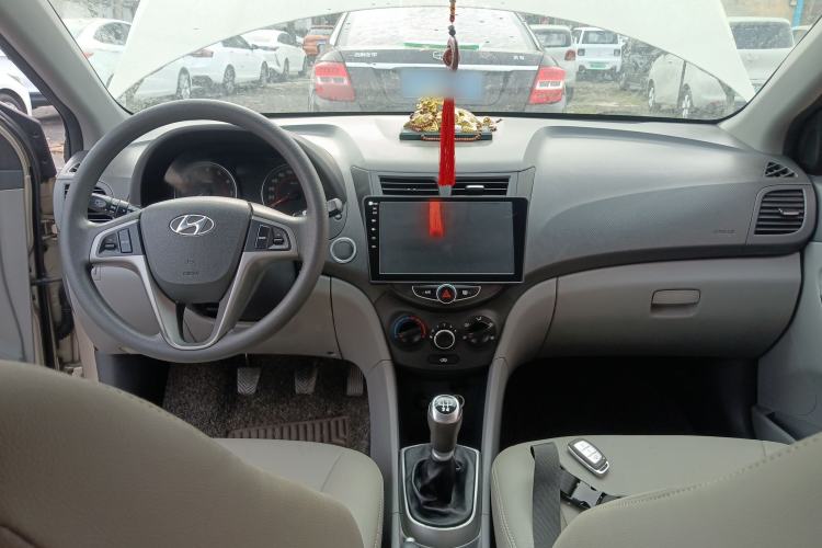 Used Hyundai Verna (older generation) 2014 1.4L Manual Top-Tier Model TOP Center Console
