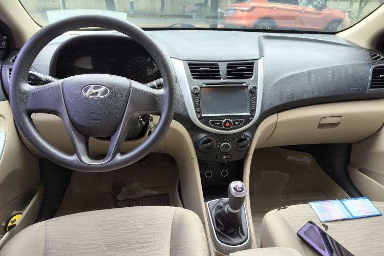 Used Hyundai Verna (older generation) 2014 1.4L Manual Fashion GS Model Center Console