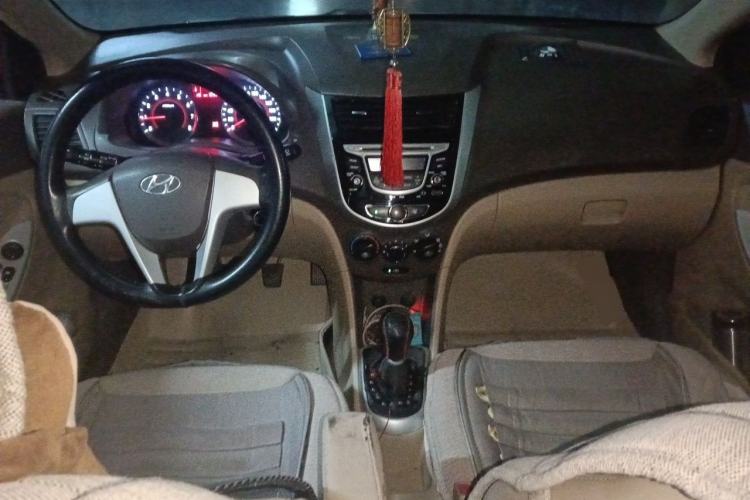 Used Hyundai Verna (older generation) 2014 1.4L Manual Smart GLS Trim Center Console