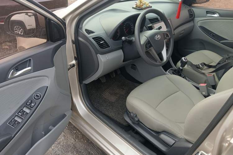 Used Hyundai Verna (older generation) 2014 1.4L Manual Top-Tier Model TOP Driver Seat