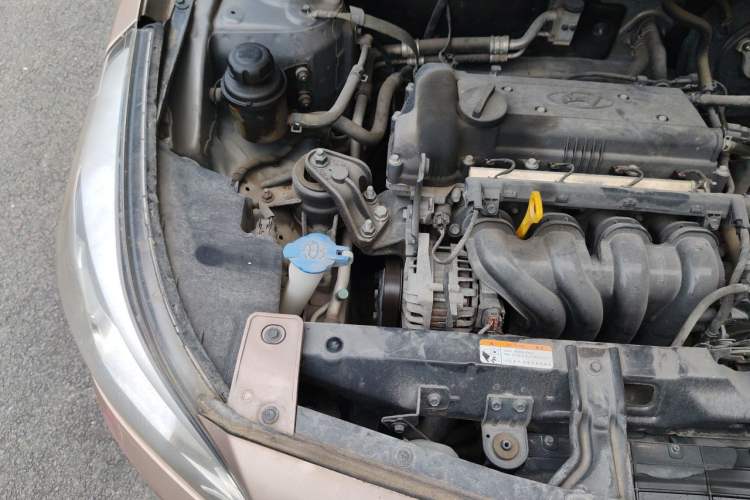 Used Hyundai Verna (older generation) 2014 1.4L Manual Smart GLS Trim Engine Bay Right