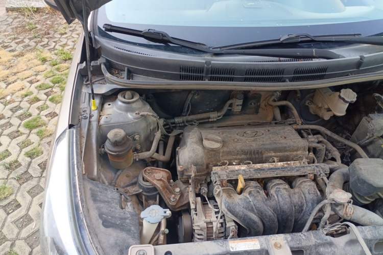 Used Hyundai Verna (older generation) 2014 1.4L Manual Fashion GS Model Engine Bay Right