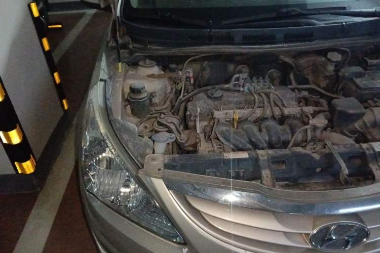 Used Hyundai Verna (older generation) 2014 1.4L Manual Smart GLS Trim Engine Bay Right