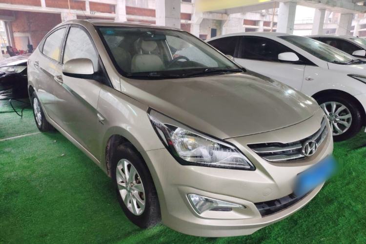 Used Hyundai Verna (older generation) 2014 1.4L Manual Smart GLS Trim Front Right 45 Deg