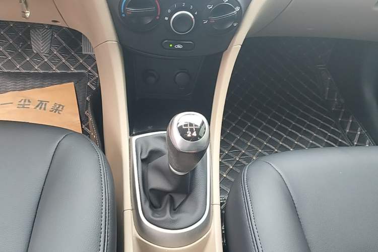 Used Hyundai Verna (older generation) 2014 1.4L Manual Smart GLS Trim Gear Lever