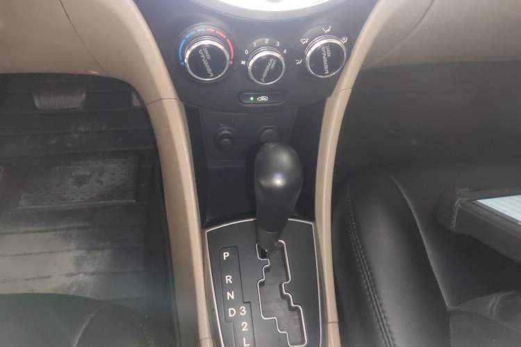 Used Hyundai Verna (older generation) 2014 1.4L Automatic Smart GLS Gear Lever