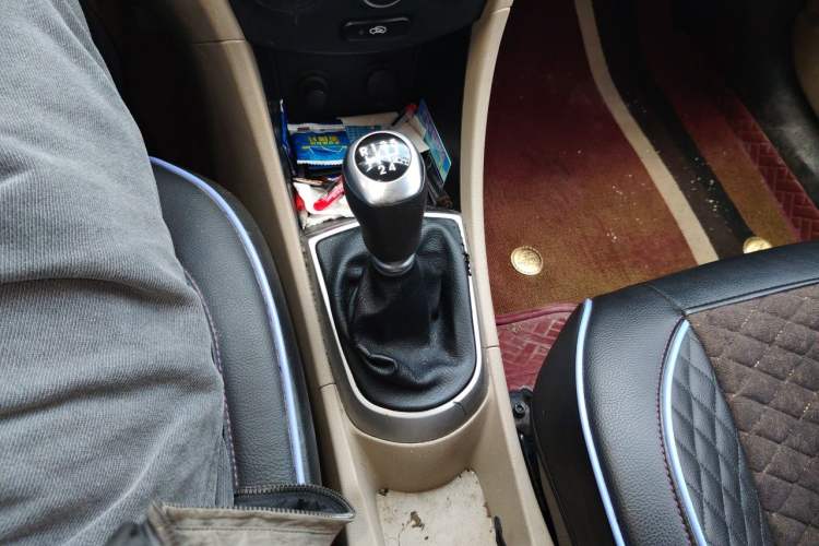 Used Hyundai Verna (older generation) 2014 1.4L Manual Smart GLS Trim Gear Lever