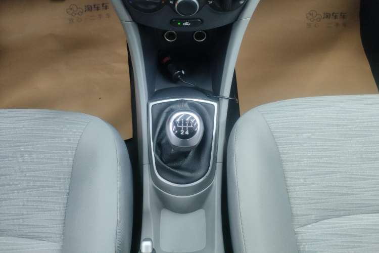 Used Hyundai Verna (older generation) 2014 1.4L Manual Smart GLS Trim Gear Lever