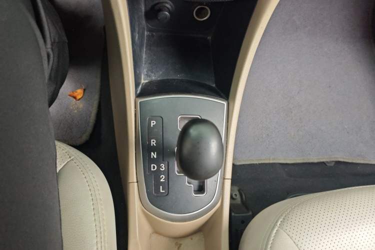 Used Hyundai Verna (older generation) 2014 1.4L Automatic Smart GLS Gear Lever