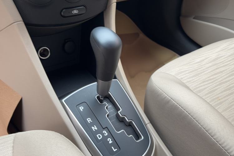 Used Hyundai Verna (older generation) 2014 1.4L Automatic Smart GLS Gear Lever
