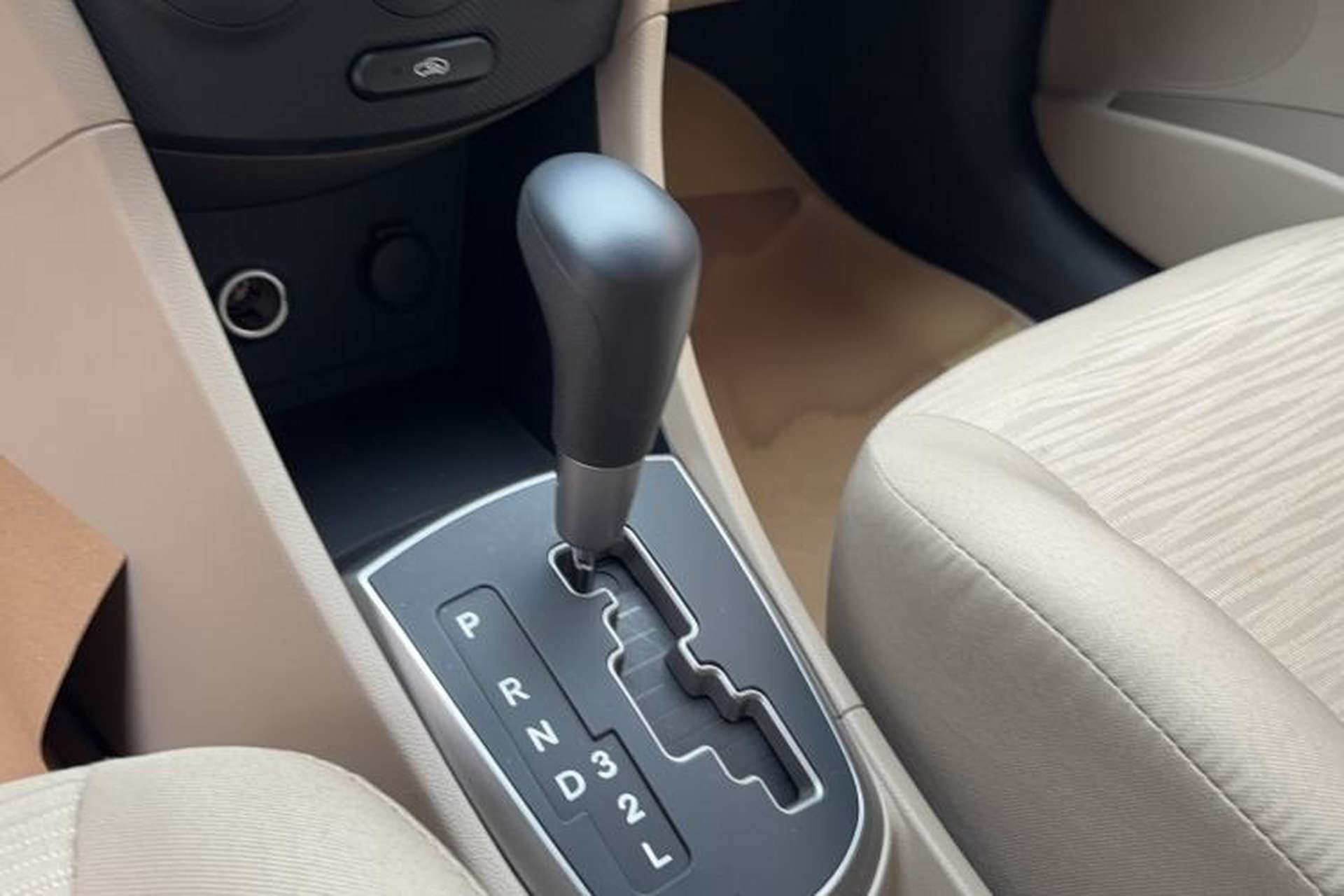 Used Hyundai Verna (older generation) 2014 1.4L Automatic Smart GLS Gear Lever