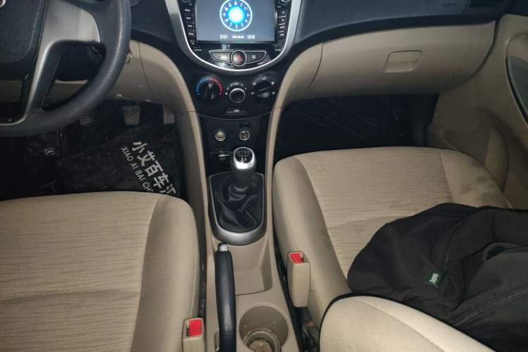 Used Hyundai Verna (older generation) 2014 1.4L Manual Smart GLS Trim Gear Lever