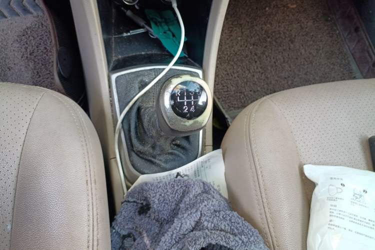 Used Hyundai Verna (older generation) 2014 1.4L Manual Fashion GS Model Gear Lever