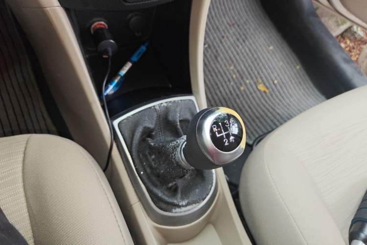 Used Hyundai Verna (older generation) 2014 1.4L Manual Fashion GS Model Gear Lever