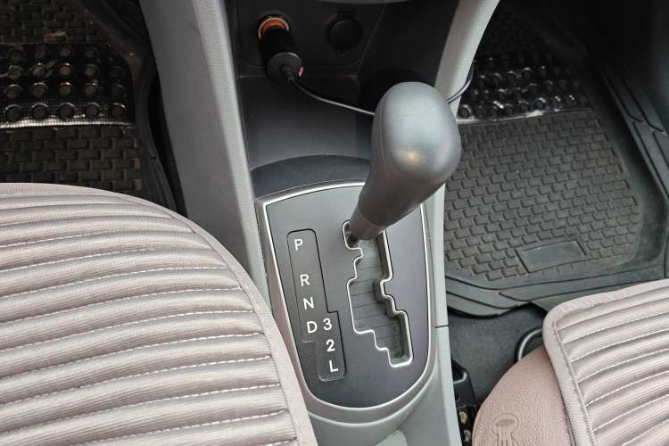 Used Hyundai Verna (older generation) 2014 1.4L Automatic Smart GLS Gear Lever