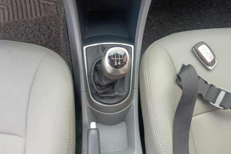 Used Hyundai Verna (older generation) 2014 1.4L Manual Top-Tier Model TOP Gear Lever