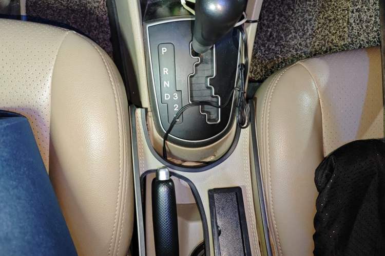 Used Hyundai Verna (older generation) 2014 1.4L Automatic Smart GLS Gear Lever