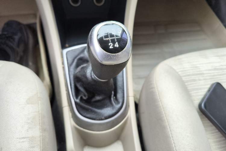 Used Hyundai Verna (older generation) 2014 1.4L Manual Fashion GS Model Gear Lever