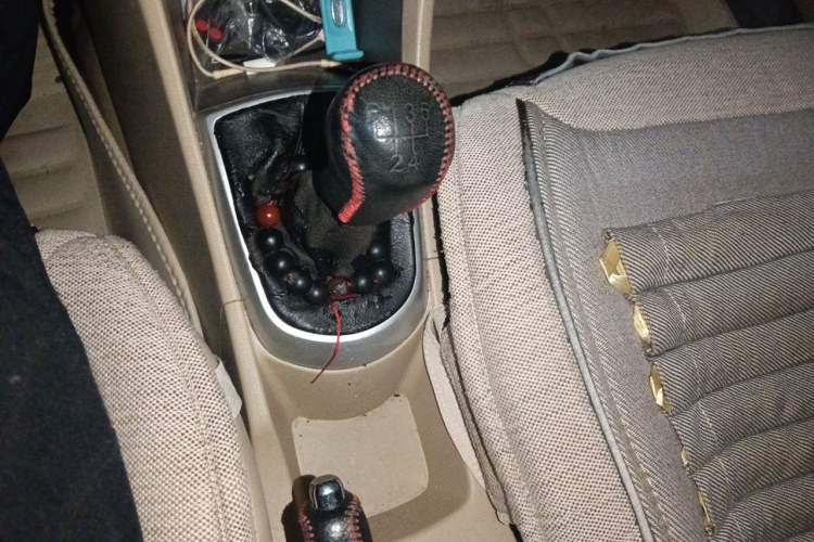 Used Hyundai Verna (older generation) 2014 1.4L Manual Smart GLS Trim Gear Lever