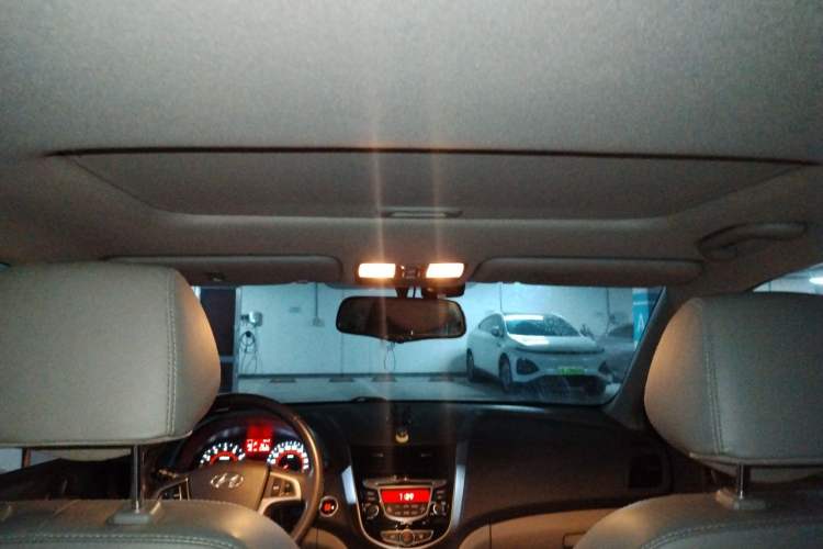 Used Hyundai Verna (older generation) 2014 1.6L Automatic Top-Tier Version TOP Headliner