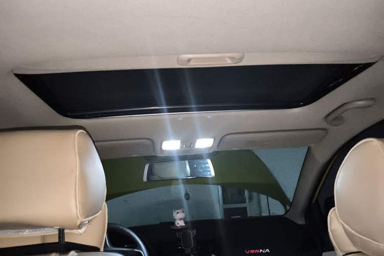 Used Hyundai Verna (older generation) 2014 1.4L Automatic Smart GLS Headliner
