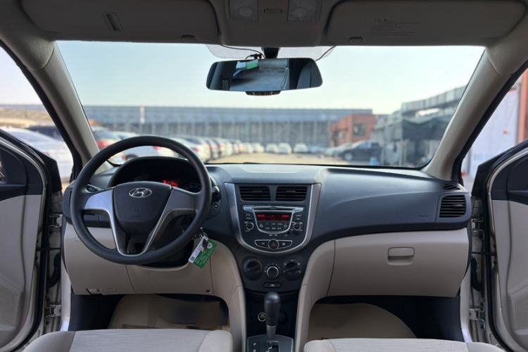 Used Hyundai Verna (older generation) 2014 1.4L Automatic Smart GLS Interior 2