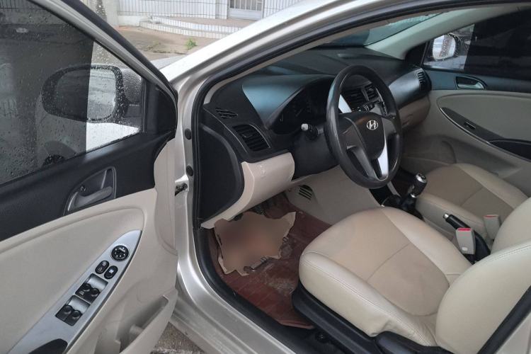 Used Hyundai Verna (older generation) 2014 1.4L Manual Smart GLS Trim Interior 3
