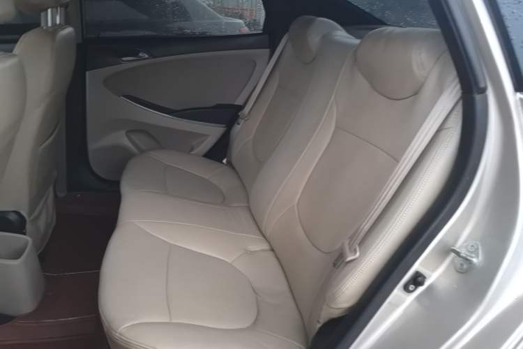 Used Hyundai Verna (older generation) 2014 1.4L Manual Smart GLS Trim Interior 4