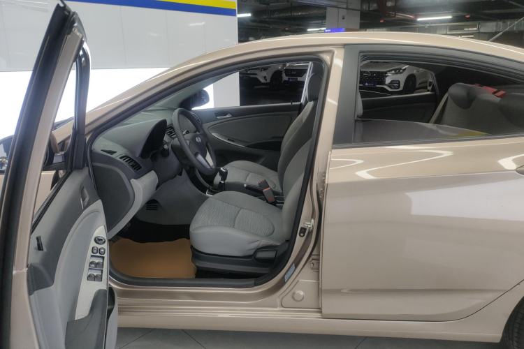 Used Hyundai Verna (older generation) 2014 1.4L Manual Smart GLS Trim Left Front Seat