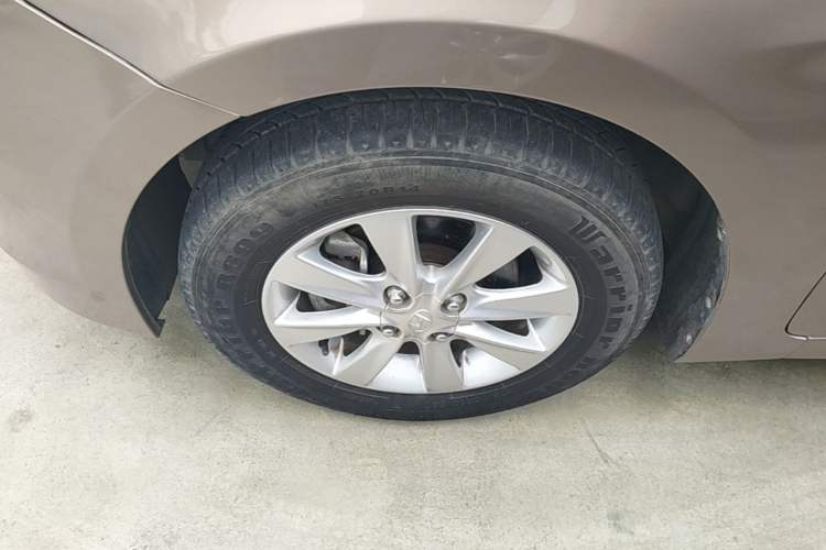 Used Hyundai Verna (older generation) 2014 1.4L Manual Smart GLS Trim Left Front Wheel Hub
