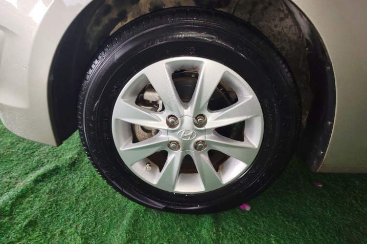 Used Hyundai Verna (older generation) 2014 1.4L Manual Smart GLS Trim Left Front Wheel Hub