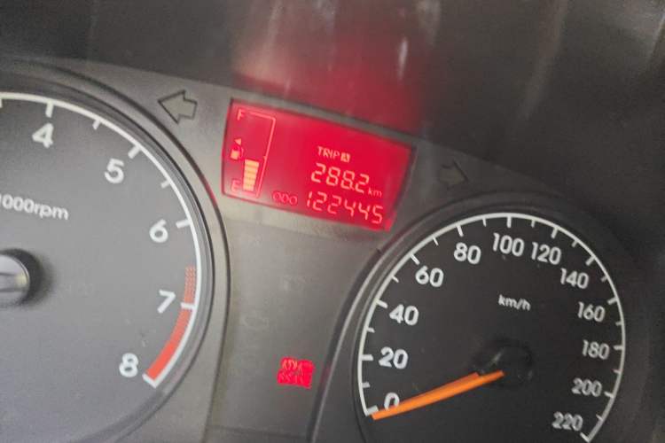 Used Hyundai Verna (older generation) 2014 1.4L Manual Fashion GS Model Odometer Close Up