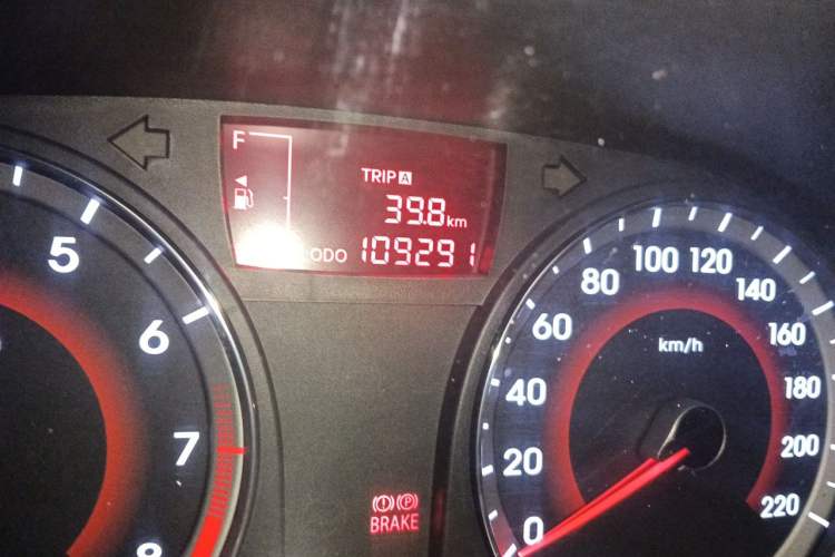 Used Hyundai Verna (older generation) 2014 1.4L Manual Smart GLS Trim Odometer Close Up