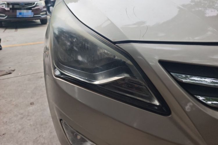 Used Hyundai Verna (older generation) 2014 1.4L Automatic Smart GLS Right Front Headlight