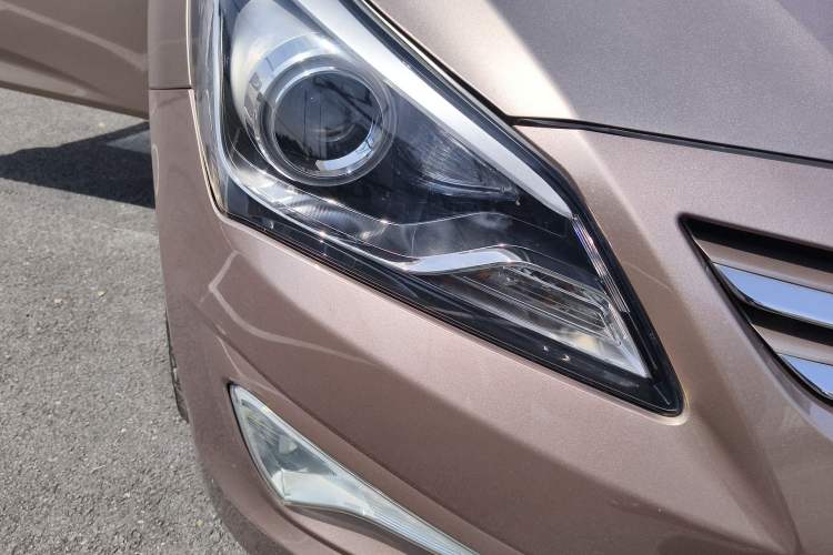 Used Hyundai Verna (older generation) 2014 1.4L Manual Top-Tier Model TOP Right Front Headlight
