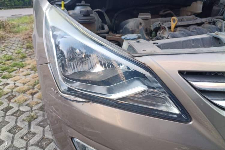 Used Hyundai Verna (older generation) 2014 1.4L Manual Fashion GS Model Right Front Headlight