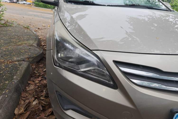 Used Hyundai Verna (older generation) 2014 1.4L Manual Fashion GS Model Right Front Headlight