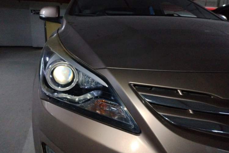 Used Hyundai Verna (older generation) 2014 1.6L Automatic Top-Tier Version TOP Right Front Headlight