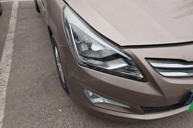 Used Hyundai Verna (older generation) 2014 1.4L Automatic Smart GLS Right Front Headlight