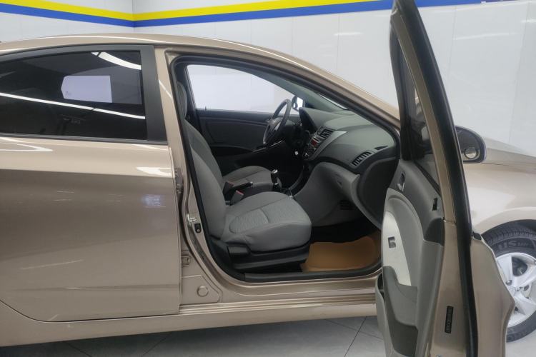 Used Hyundai Verna (older generation) 2014 1.4L Manual Smart GLS Trim Right Front Seat