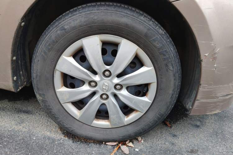 Used Hyundai Verna (older generation) 2014 1.4L Manual Smart GLS Trim Right Front Wheel Hub