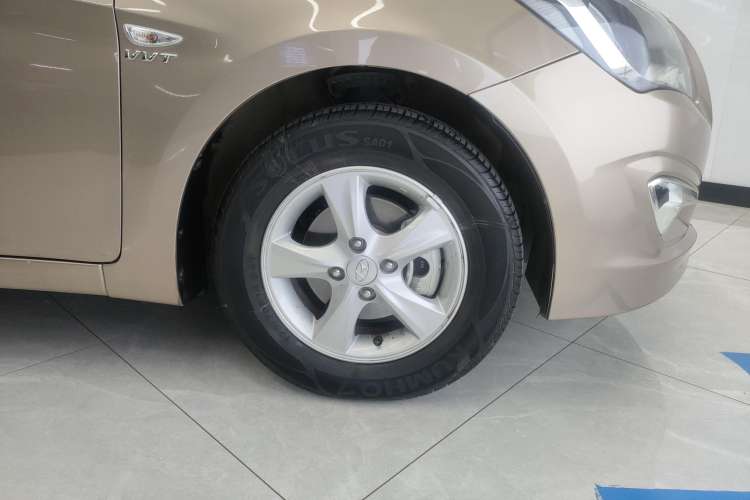 Used Hyundai Verna (older generation) 2014 1.4L Manual Smart GLS Trim Right Front Wheel Hub