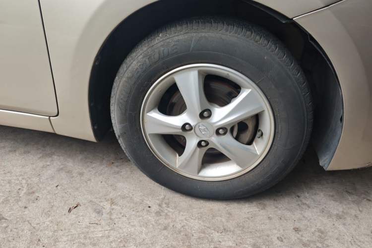 Used Hyundai Verna (older generation) 2014 1.4L Automatic Smart GLS Right Front Wheel Hub