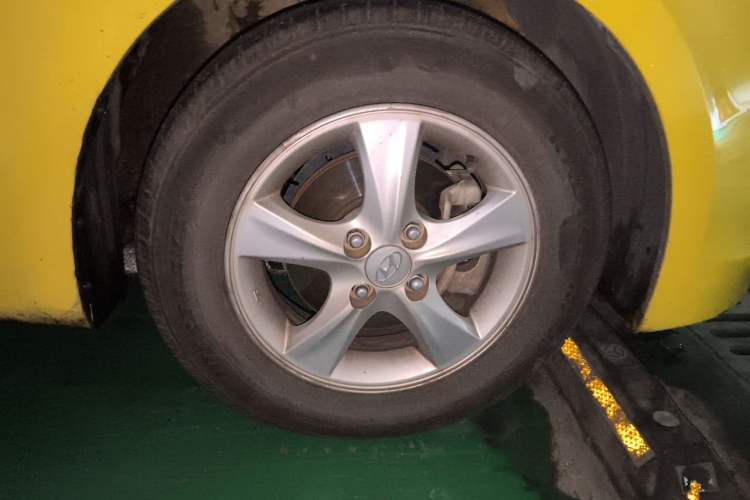 Used Hyundai Verna (older generation) 2014 1.4L Automatic Smart GLS Right Front Wheel Hub