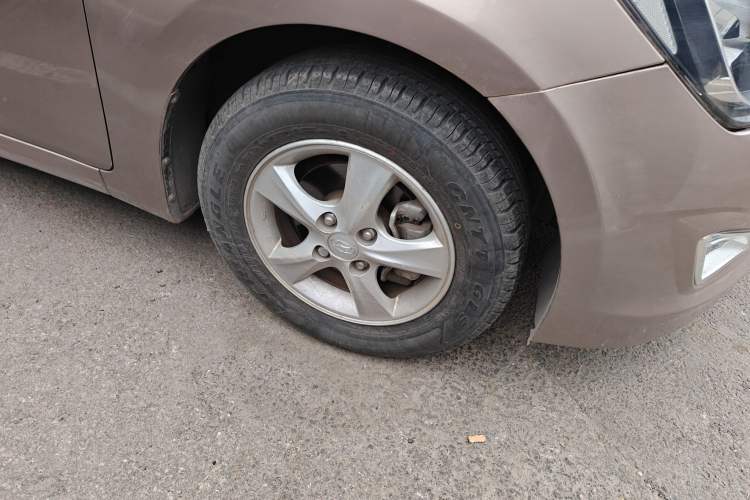 Used Hyundai Verna (older generation) 2014 1.4L Automatic Smart GLS Right Front Wheel Hub